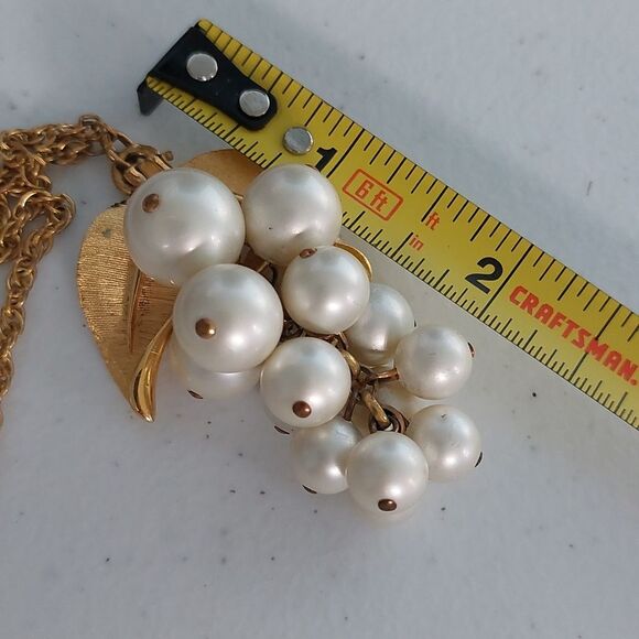 Vintage Faux Pearl Cluster Grape Bunch Pendant Gold Tone Necklace - Picture 6 of 6